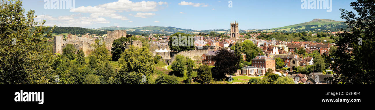 Au nord-est sur le château médiéval et ville de marché de Ludlow, Shropshire, England, UK. Panorama Banque D'Images