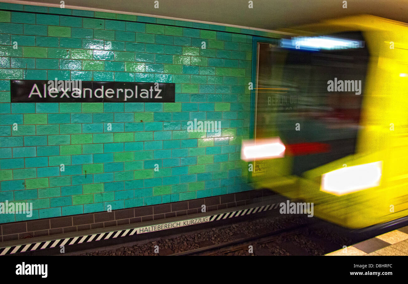 Metro train arrive à Berlin Alexanderplatz station UBahn Banque D'Images