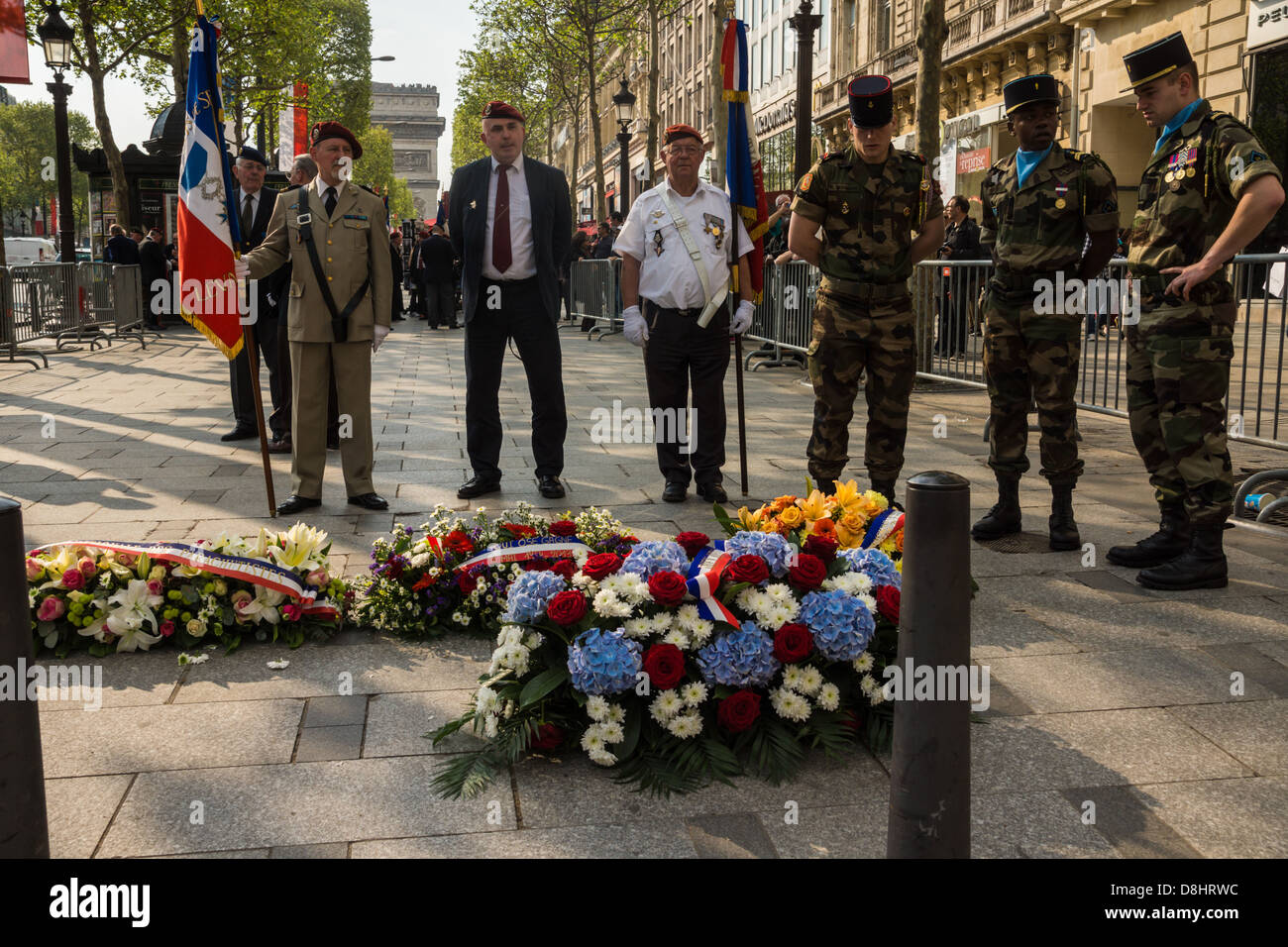 Anciens combattants polonais et français de la DEUXIÈME GUERRE MONDIALE aux côtés de soldats français sur les Champs-Elysées, à proximité de l'Arc de Triomphe, la fête de la Victoire 2013. Banque D'Images