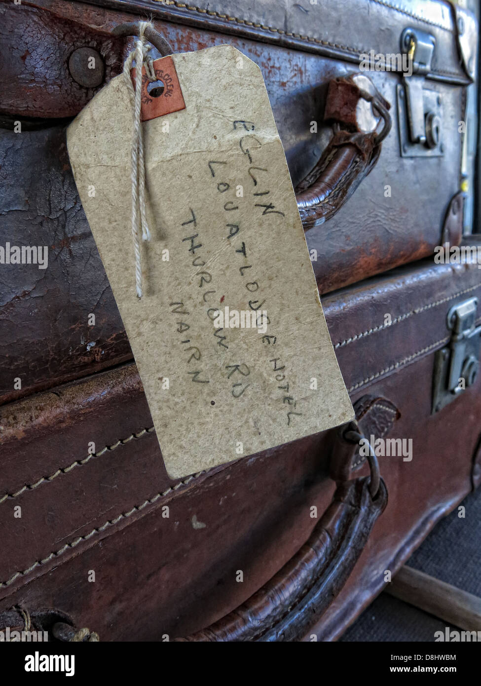 Vieille valises sur une plate-forme ferroviaire anglais GWR Banque D'Images