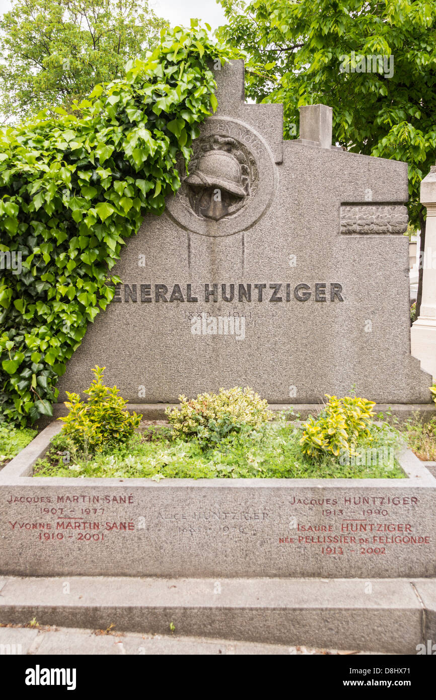 Paris, France. La tombe du général français Charles Léon Clément Huntziger, membre du gouvernement de Vichy, au cimetière de Passy Banque D'Images