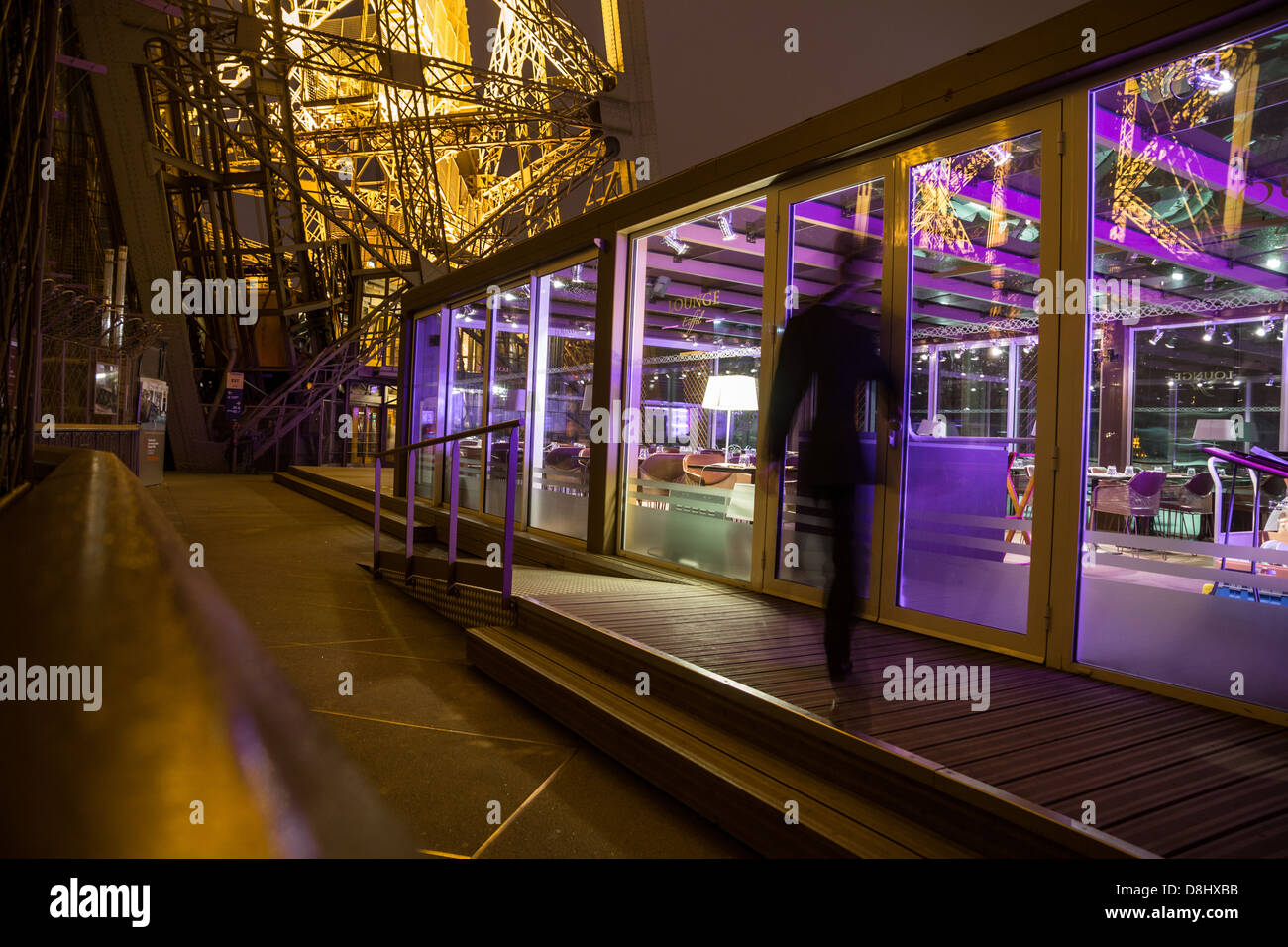 Paris, France. Un homme passe par le salon fermé à minuit restaurant Tour Eiffel Banque D'Images