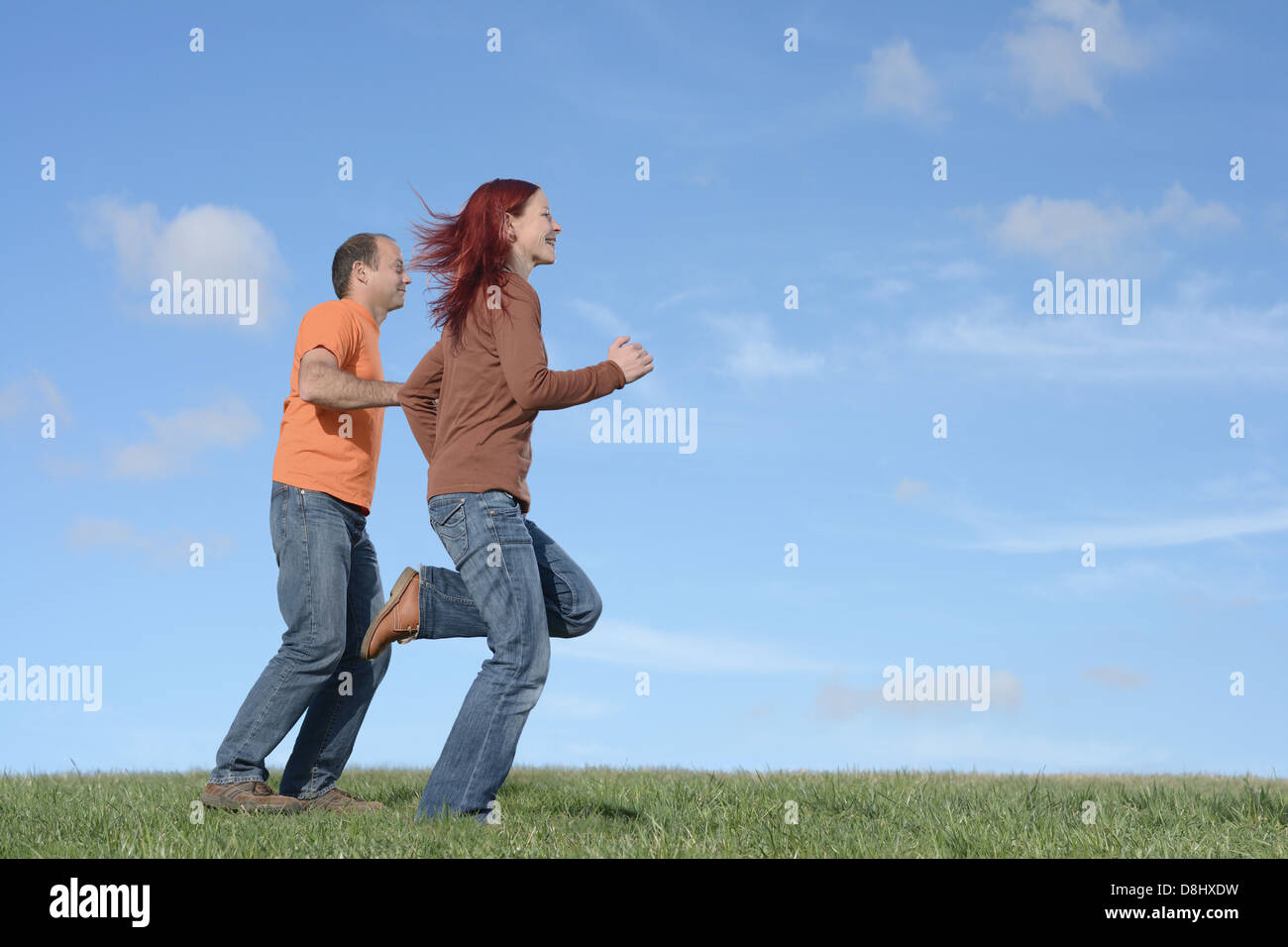 L'exécution de couple having fun loisirs de plein air Banque D'Images