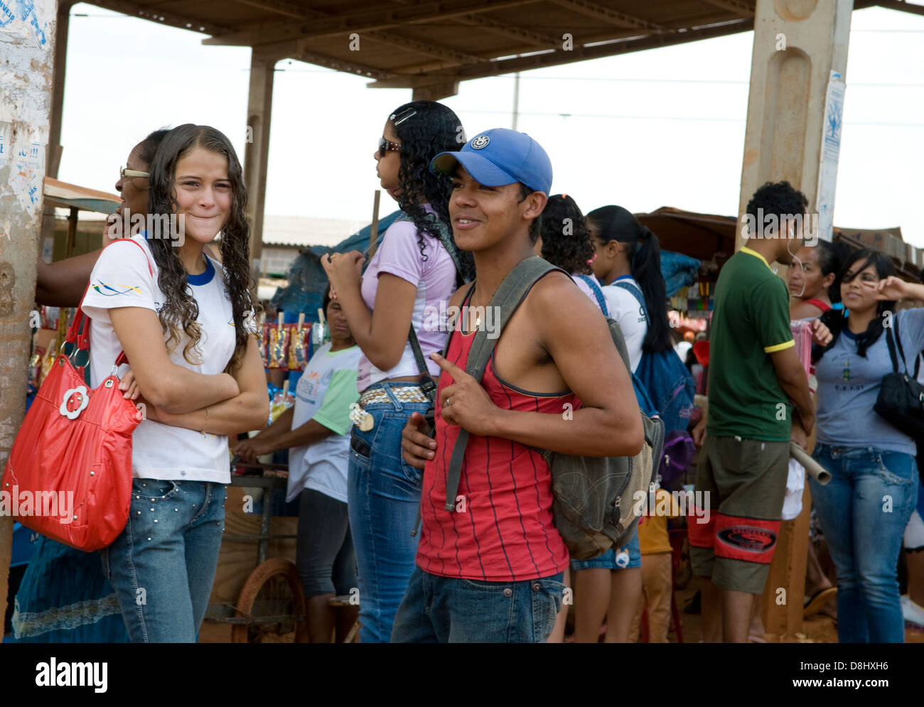 Les filles du secondaire sur leur chemin à la maison de l'école. Banque D'Images