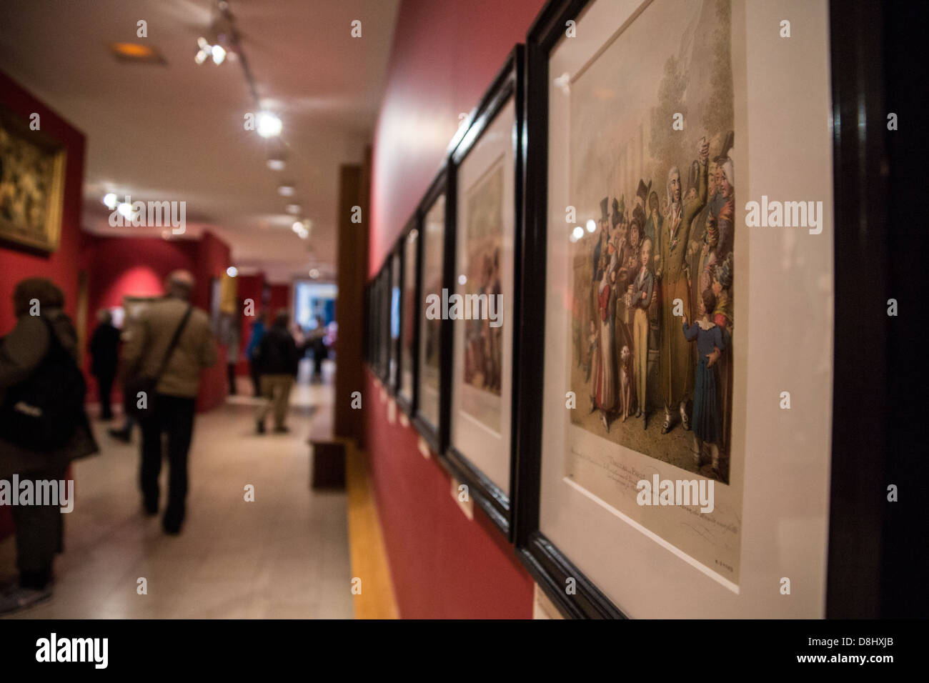 Paris, France. Les visiteurs passent un mur plein de peintures au musée Carnavalet, le musée de l'histoire de Paris. Banque D'Images