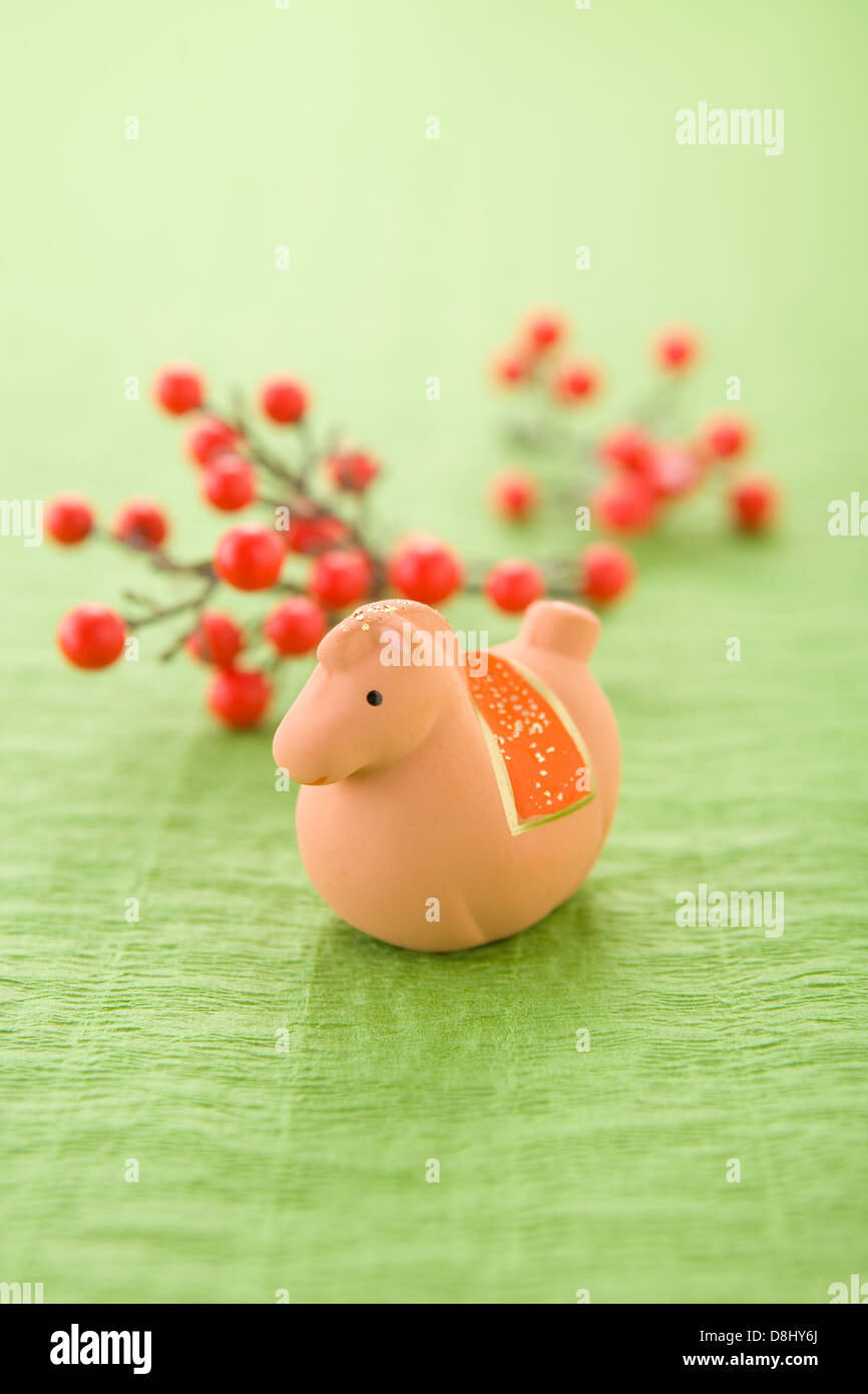 Cheval jouet et Red Berry sur papier vert Banque D'Images