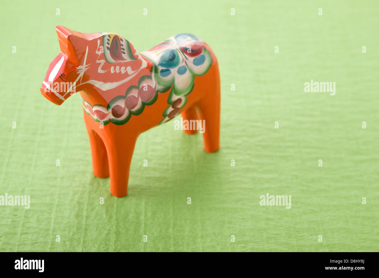 Dala Horse sur papier vert Banque D'Images