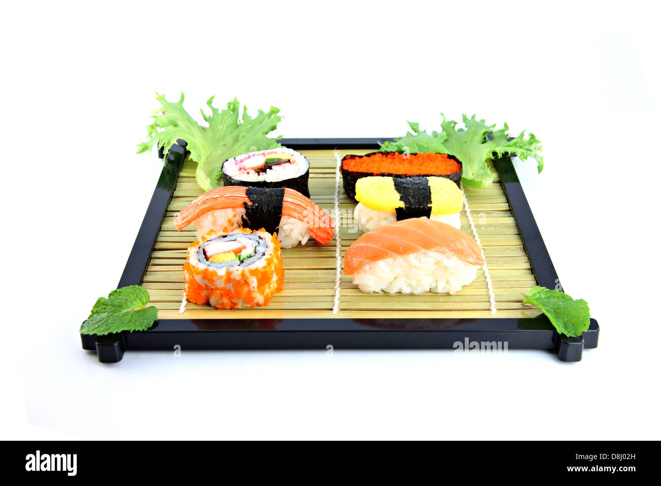 Fait ​​From Sushi sur un plat de fruits de mer de bambou,Sushi est un des aliments japonais. Banque D'Images