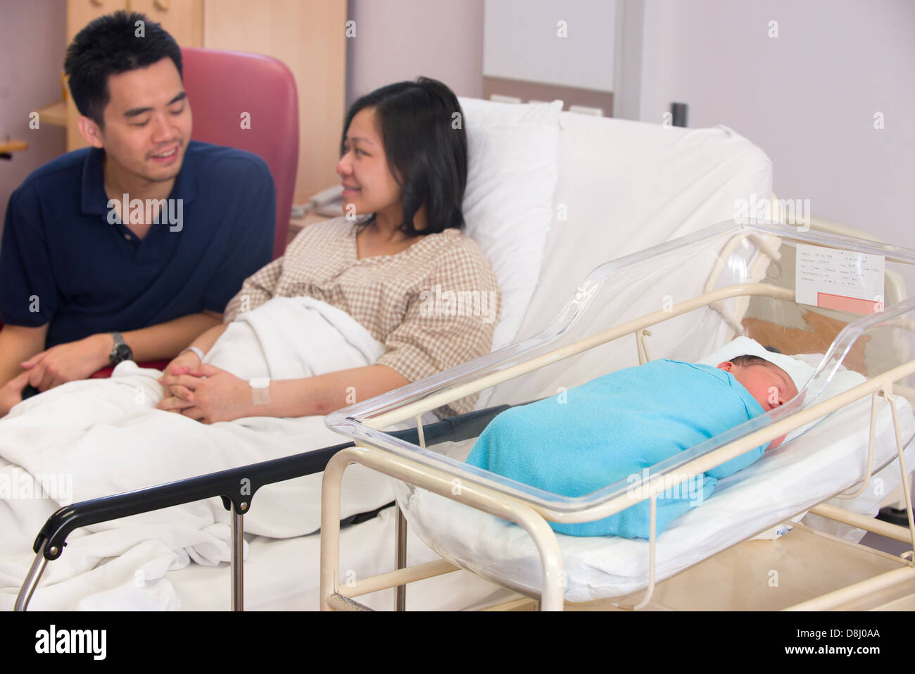 Chinois Asiatique Naissance Bebe Fille Et Papa A L Hopital Photo Stock Alamy