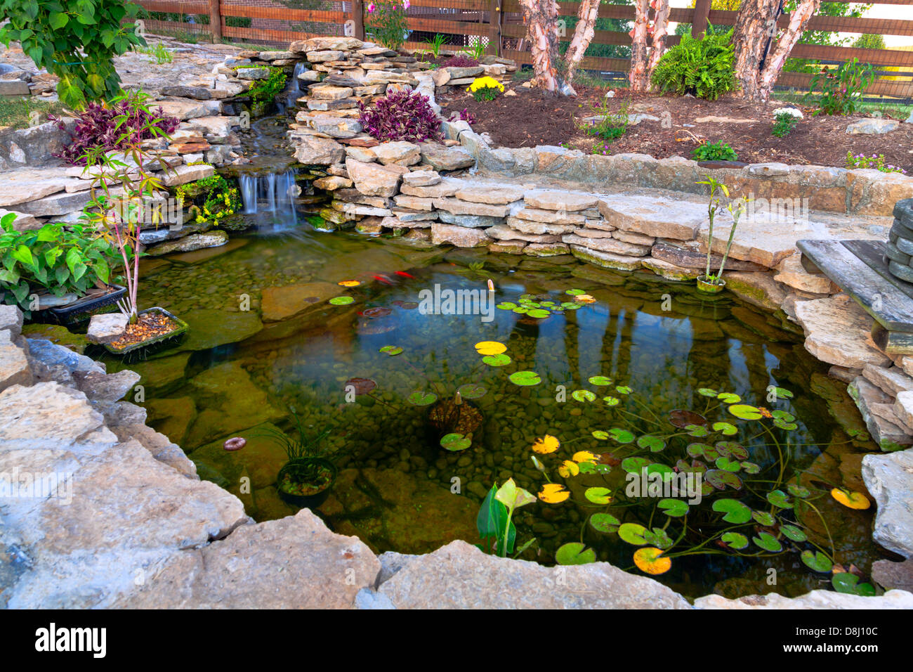 Bassin de jardin avec cascade Banque de photographies et d'images à haute  résolution - Alamy