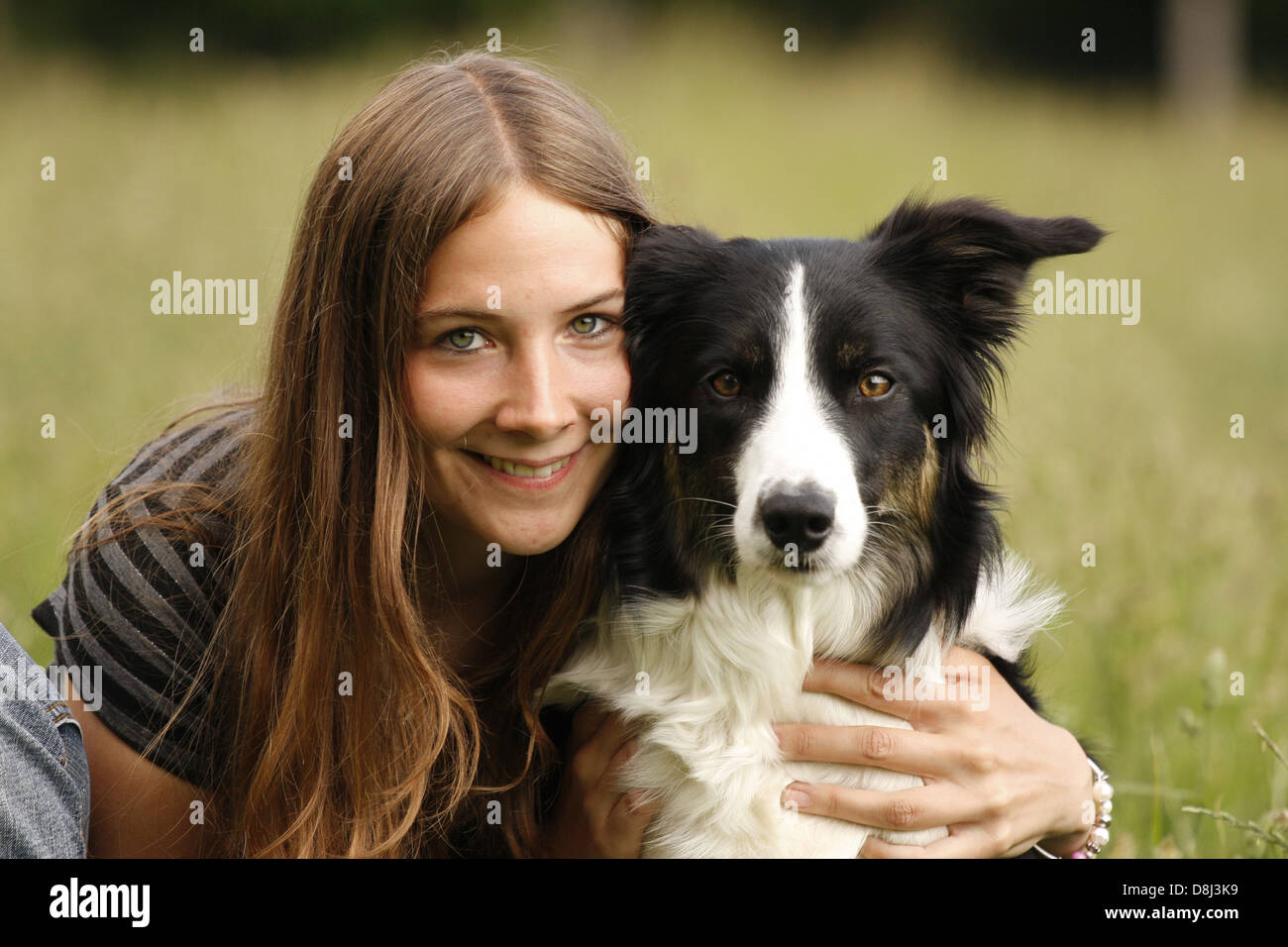 Femme avec border collie Banque D'Images