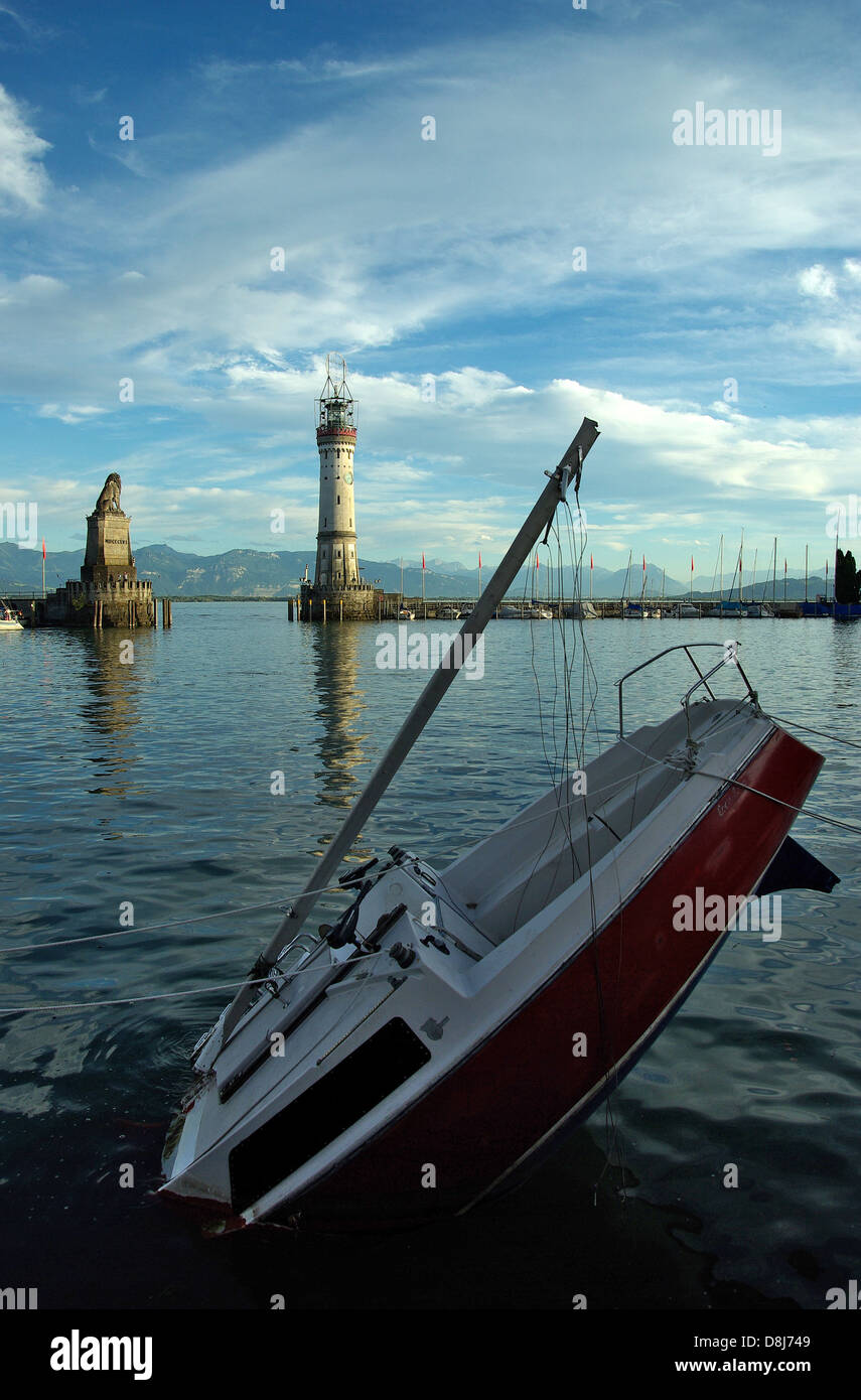 Objet Art Sinking Ship - le port de Lindau Banque D'Images