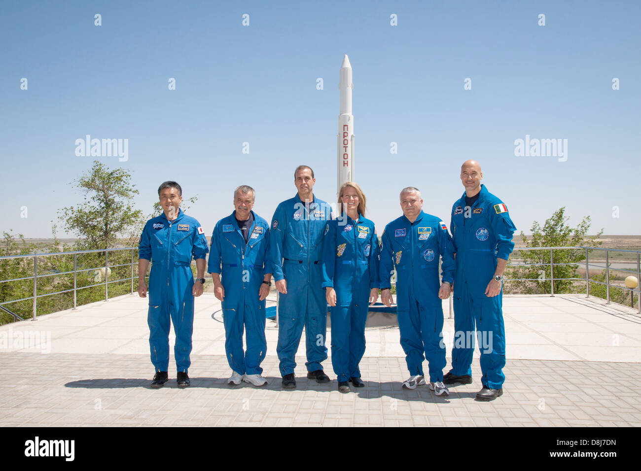 Expedition 36/37 backup et premier équipage poser pour photos en face d'une fusée Proton statue 22 mai 2013 au cosmodrome de Baïkonour au Kazakhstan. De gauche à droite, l'ingénieur de vol de secours de Koichi Wakata l'Agence japonaise d'exploration aérospatiale, commandant de Soyouz de sauvegarde sauvegarde Mikhaïl Tiourine, ingénieur de vol de la NASA, Rick Mastracchio premier mécanicien de Karen Nyberg de la NASA, premier commandant de Soyouz Fyodor Yurchikhin et le premier mécanicien de Luca Parmitano de l'Agence spatiale européenne. Banque D'Images