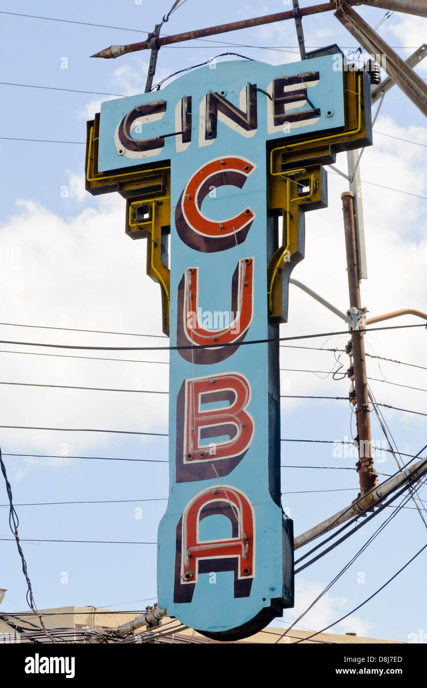 Panneau néon, Santiago de Cuba, Cuba, Caraïbes Banque D'Images