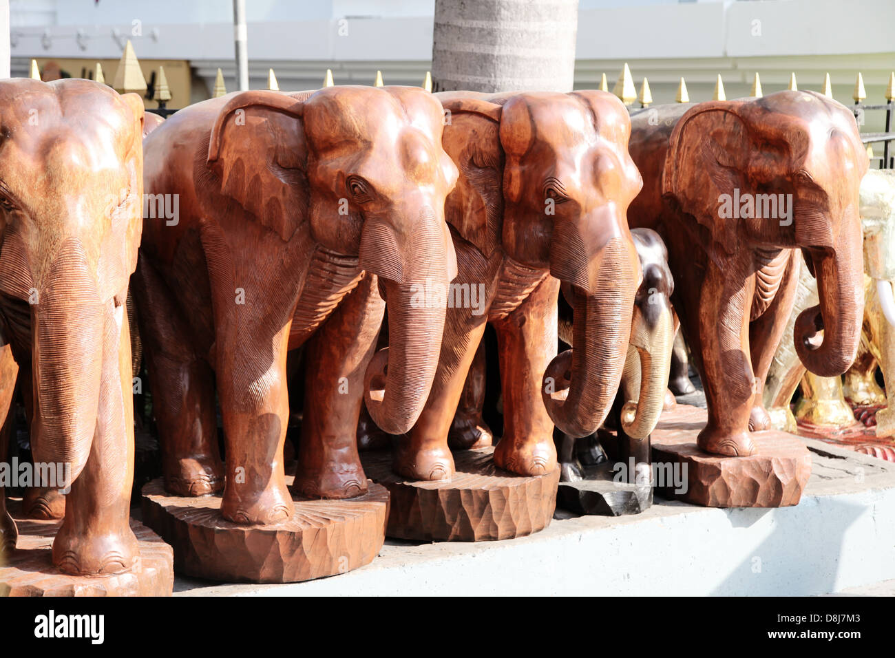 C'est une photo d'une sculpture de l'éléphant. C'est une statue de pierre ou de bois. Nous voyons une gamme, c'est en Thaïlande, en extérieur par la lumière du jour Banque D'Images