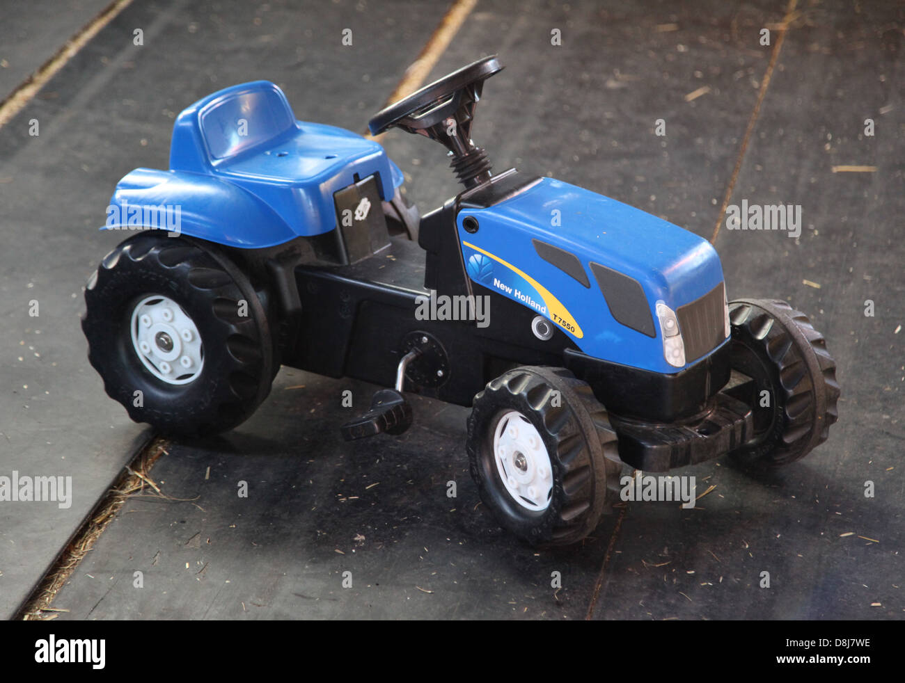 C'est une photo d'un tracteur bleu jouets en plastique pour enfant ou  d'enfant. C'est pour jouer comme prétendre dans une ferme d'entraînement ou  de l'agriculture Photo Stock - Alamy