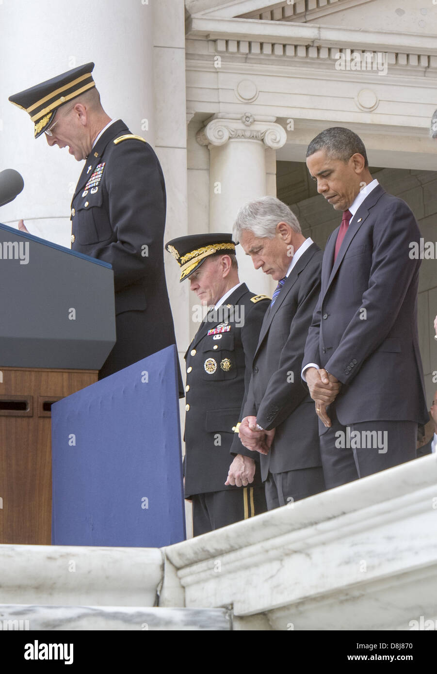 Le président américain Barack Obama et le secrétaire à la défense Chuck Hagel représente un moment de silence avant que le président offre un Memorial Day à l'adresse Amphithéâtre Mémorial au cimetière national d'Arlington, le 27 mai 2013 à Arlington, Virginie. Banque D'Images
