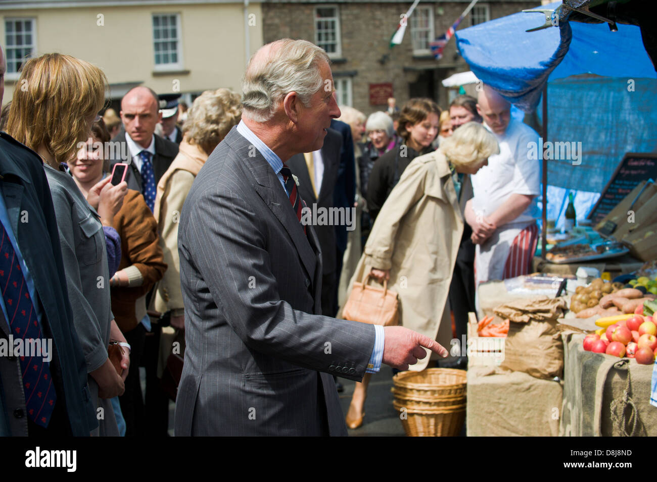 Charles, prince de Galles et Camilla, la duchesse de Cornouailles parcourt cale au marché local tout en visitant Hay-on-Wye Banque D'Images