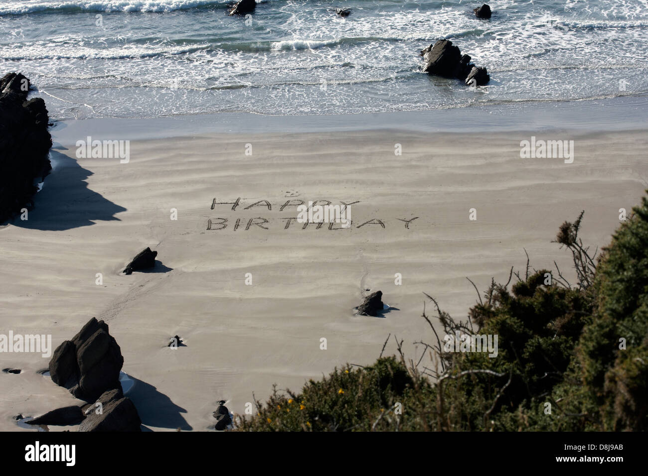 Joyeux Anniversaire Ecrit Dans Le Sable Photo Stock Alamy