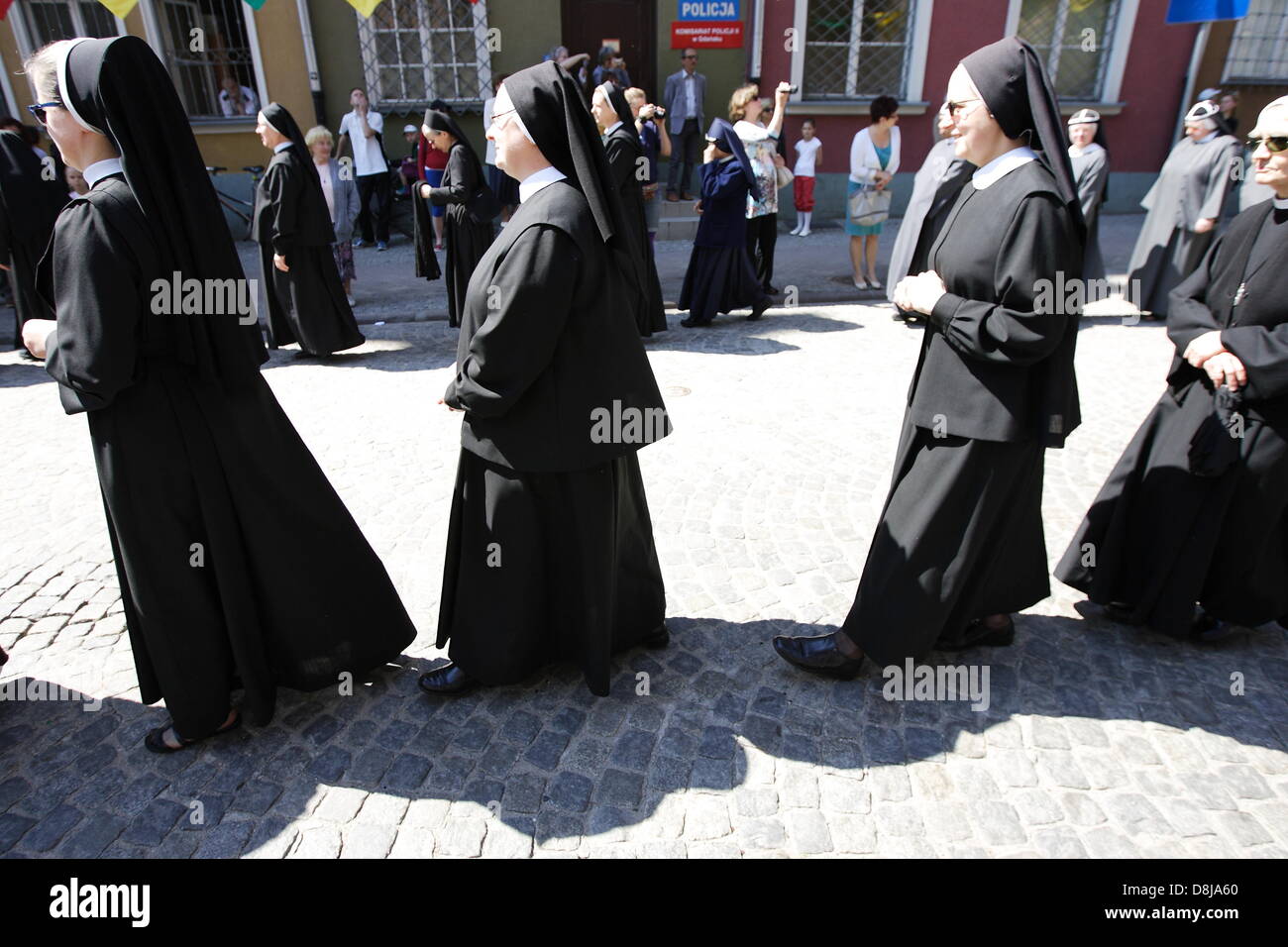 Gdansk, Pologne. 30e, mai 2013. Corpus Christi célébrations au centre ville de Gdansk. Mgr Slawoj Leszek Glodz aftre le houx de masse dans l'église Mariacki va avec l'Gdnansk proccesion sur la rue pour l'Église de Ste Brigitte. Credit : Michal Fludra/Alamy Live News Banque D'Images