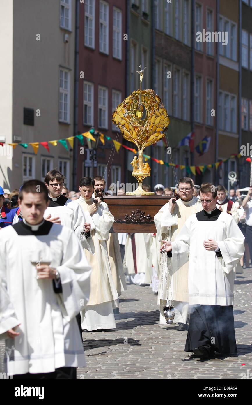 Gdansk, Pologne. 30e, mai 2013. Corpus Christi célébrations au centre ville de Gdansk. Mgr Slawoj Leszek Glodz aftre le houx de masse dans l'église Mariacki va avec l'Gdnansk proccesion sur la rue pour l'Église de Ste Brigitte. Credit : Michal Fludra/Alamy Live News Banque D'Images