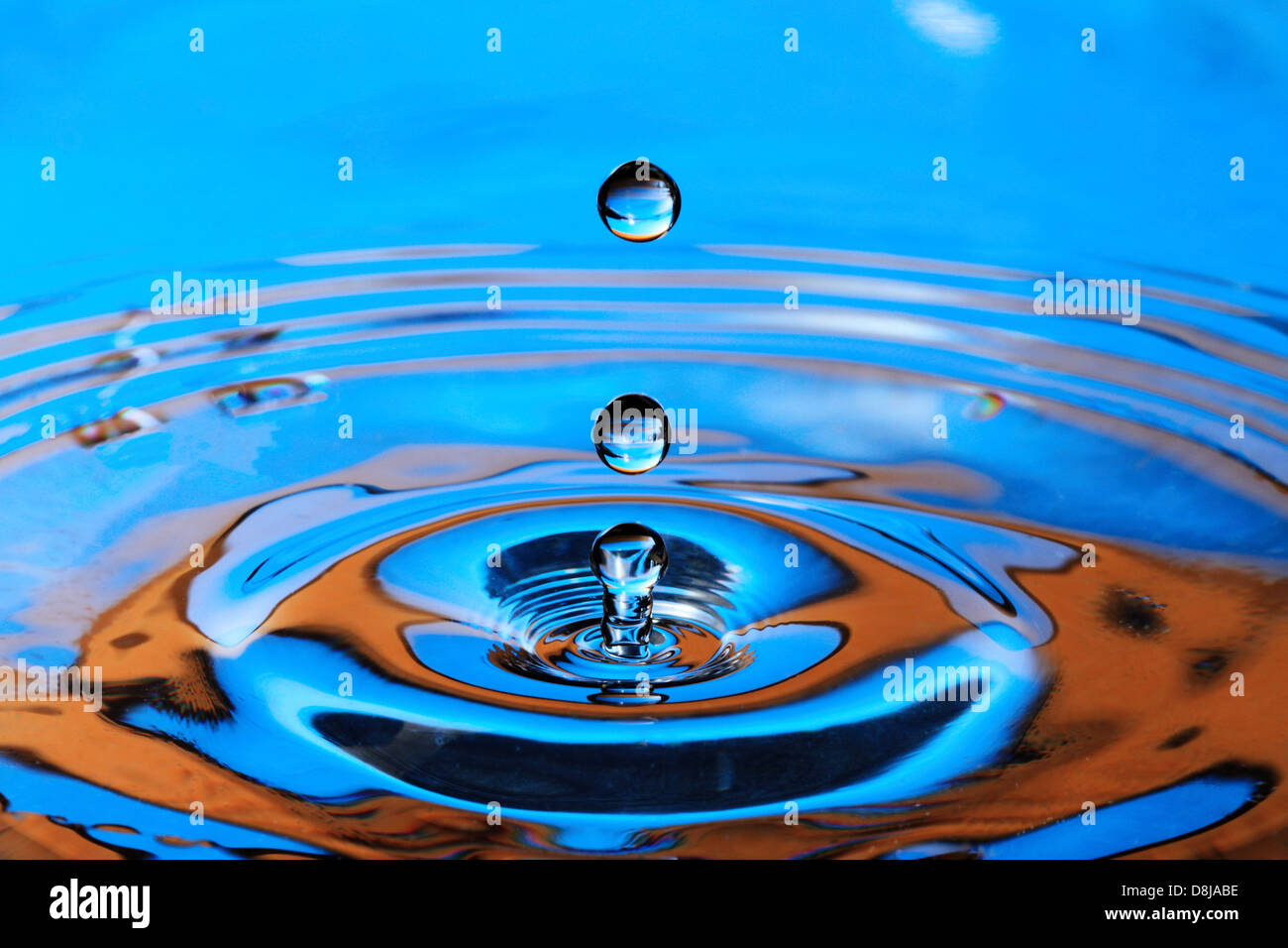 Orange Bleu Goutte d'eau aux éclaboussures des vagues Banque D'Images