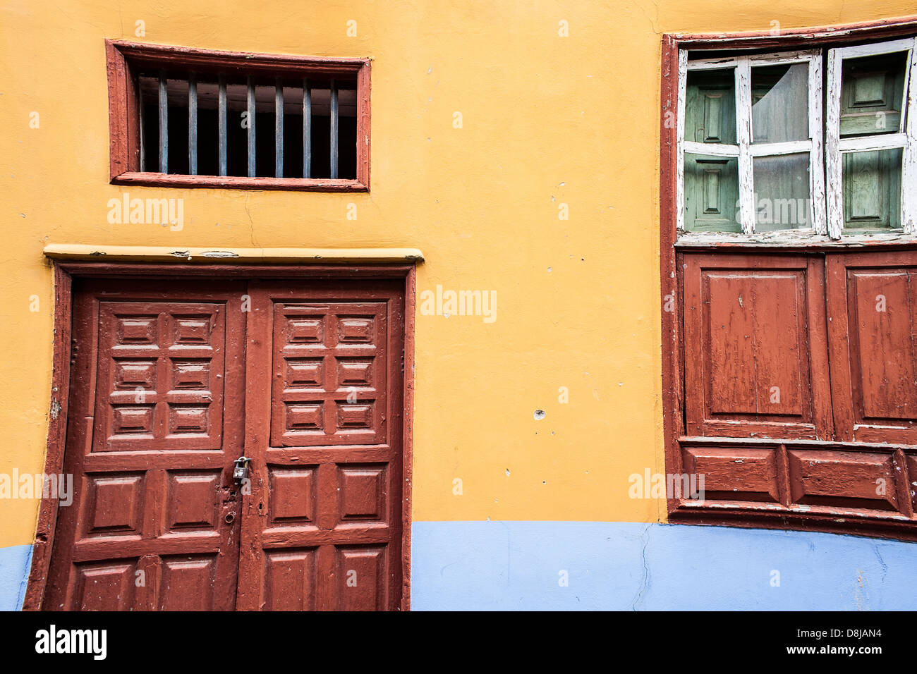 Mur de couleur avec porte et fenêtre. Style méditerranéen. Tenerife. Banque D'Images