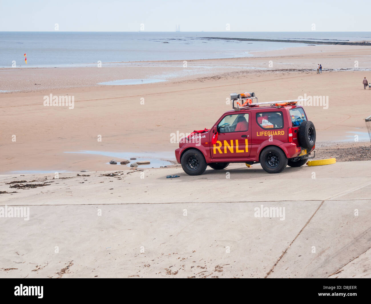 Les sauveteurs de plage veillant sur une plage vide de spécialement équipé d'un véhicule 4x4 à Redcar Cleveland UK Banque D'Images