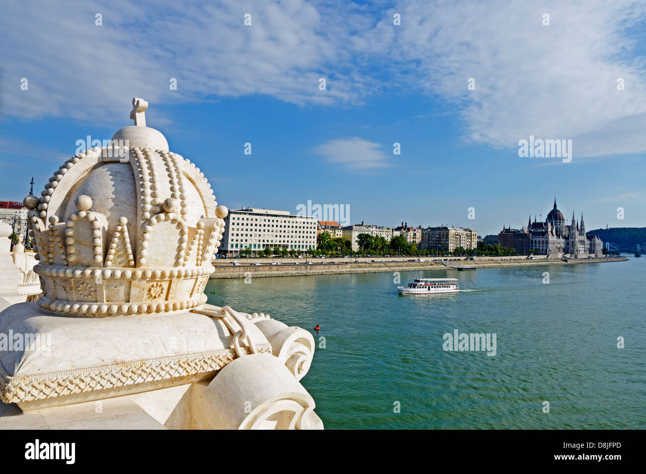 Couronne sculptée et bâtiment du parlement hongrois, rives du Danube de l'UNESCO World Heritage Site, Budapest, Hongrie, Europe Banque D'Images