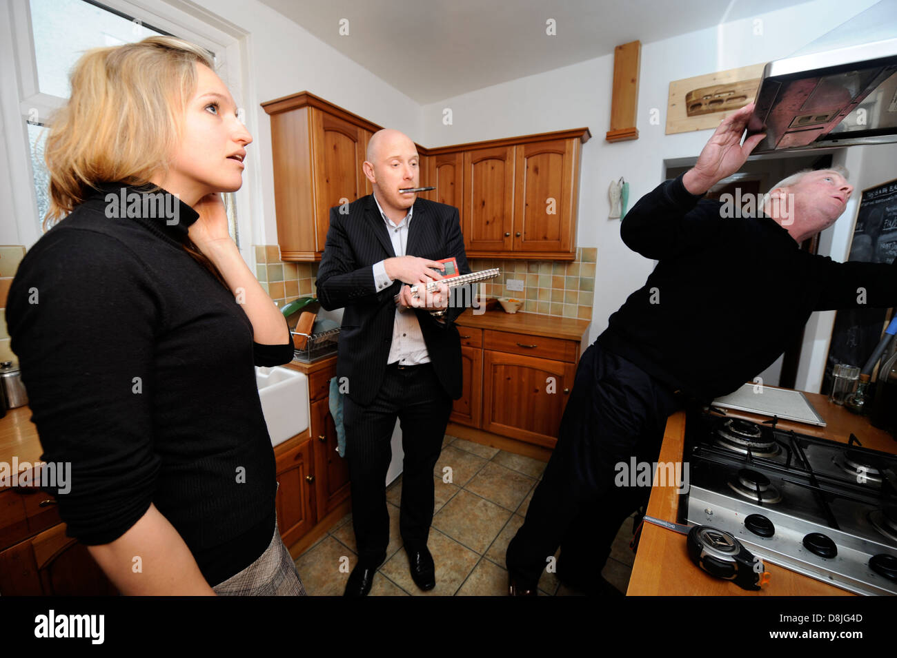 Ingénieur d'essais air Wainwright Eddy (droite) recherche les possibilités de perte de chaleur avec de l'énergie avec l'Arpenteur Mark Sopala accueil Banque D'Images