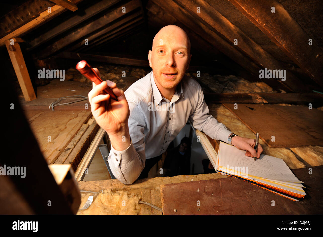 Mark Sopala Arpenteur énergie inspecte le loft à l'intérieur d'une maison à Bristol afin d'optimiser le rendement thermique de la hous Banque D'Images