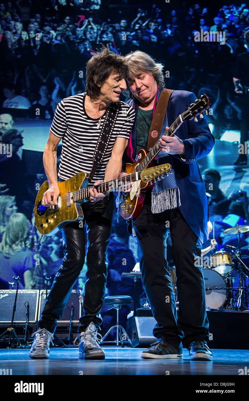 Ronnie Wood & Mick Taylor des Rolling Stones pendant leur '50 & compter' tour à Toronto, au Canada. 05.25.13 Centre Air Canada Banque D'Images