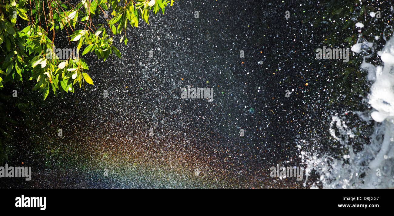 Réfractant la lumière provoquant un effet arc-en-ciel sur la pulvérisation de l'eau d'une cascade, Royal National Park, Australie Banque D'Images