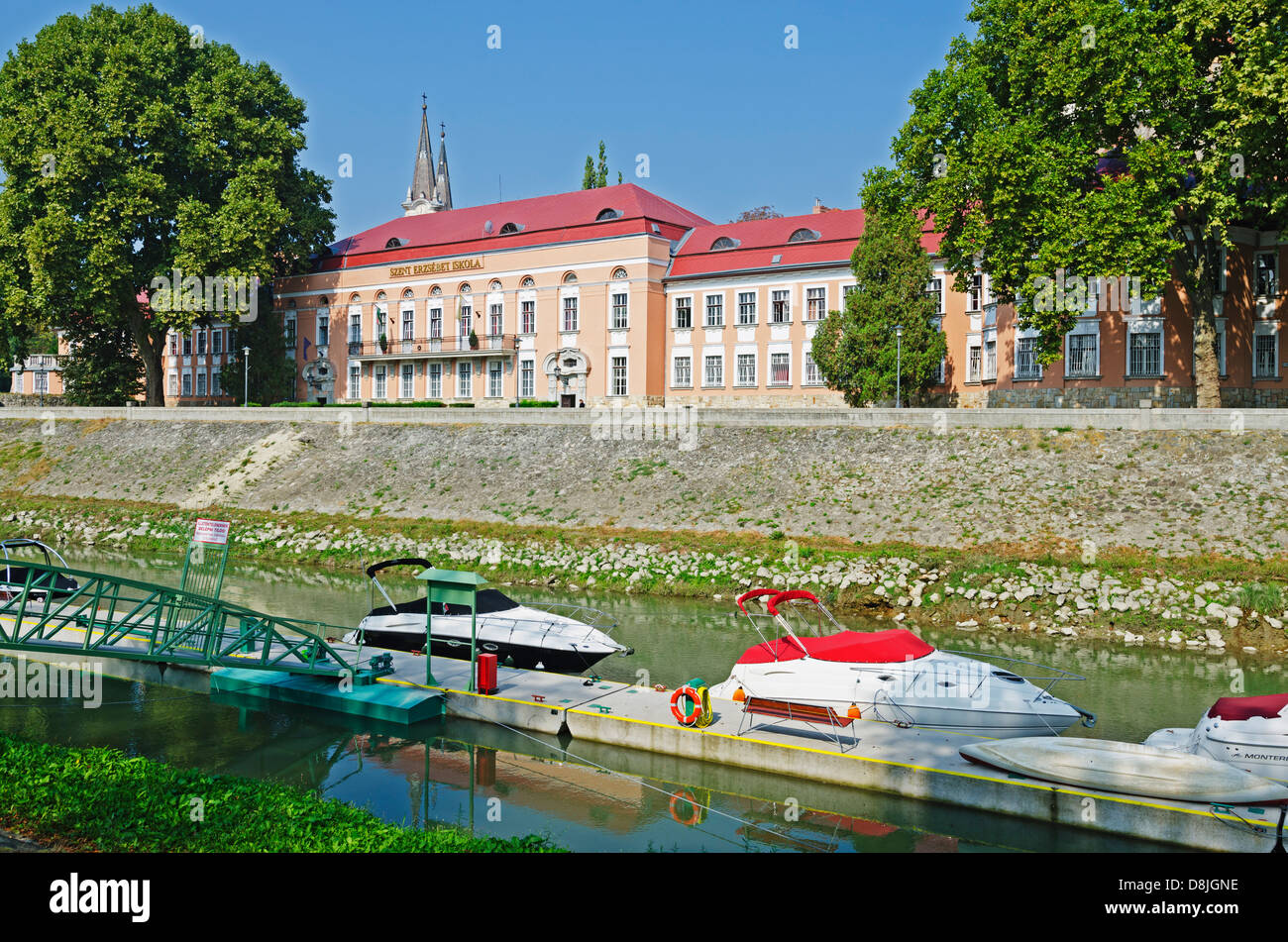 Bateaux sur un canal, à l'École Elizabeth St, Esztergom, Hongrie, Europe Banque D'Images