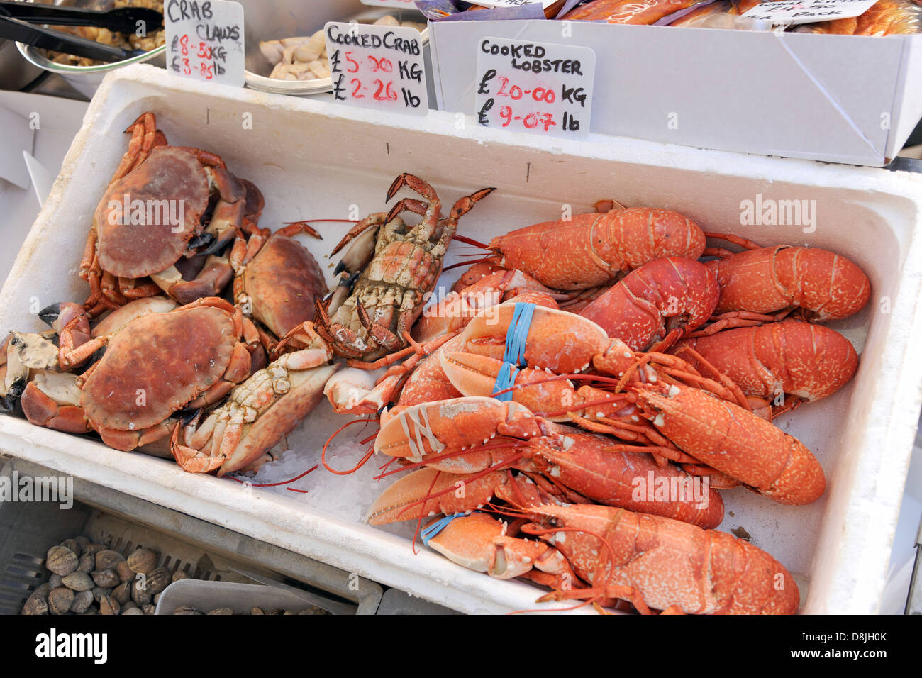 Le homard et le crabe rouge, cuit et prêt pour la table. Banque D'Images