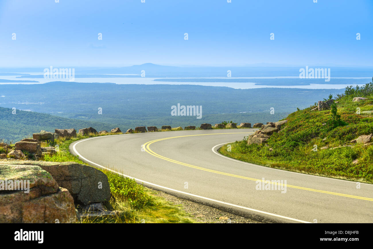 Cadillac Mountain drive dans l'Acadia National Park, Maine, à une claire journée d'été. Une vue panoramique sur les lacs et les collines. Banque D'Images