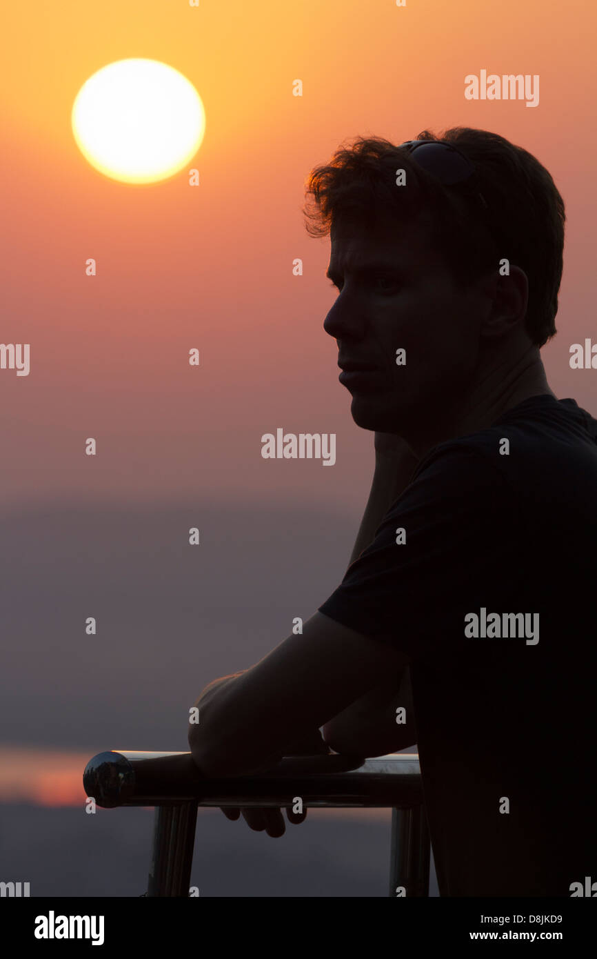 L'homme qui se profile sur Mandalay Hill point d'observation au coucher du soleil, le Myanmar 3 Banque D'Images