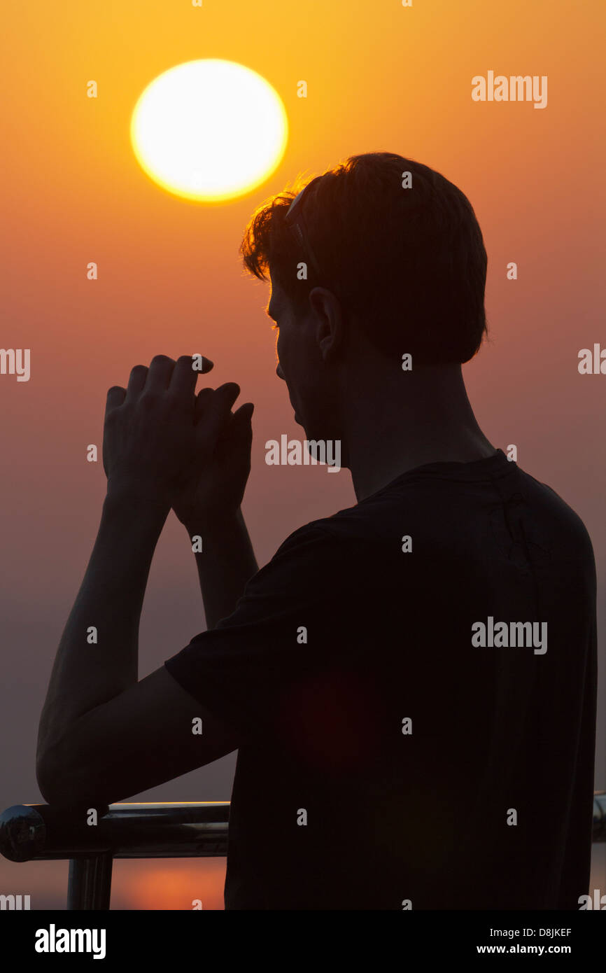 L'homme qui se profile sur Mandalay Hill point d'observation au coucher du soleil, le Myanmar 2 Banque D'Images