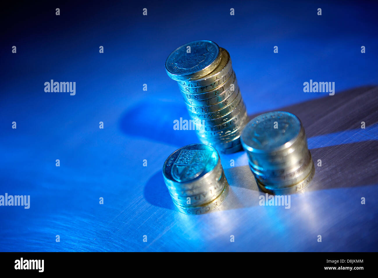 Pound Stirling Coins empilés sur la surface en acier brossé Banque D'Images