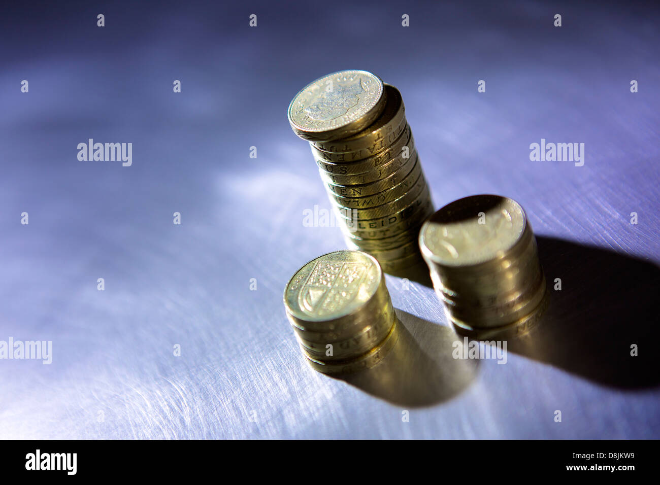 Pound Stirling Coins empilés sur la surface en acier brossé Banque D'Images