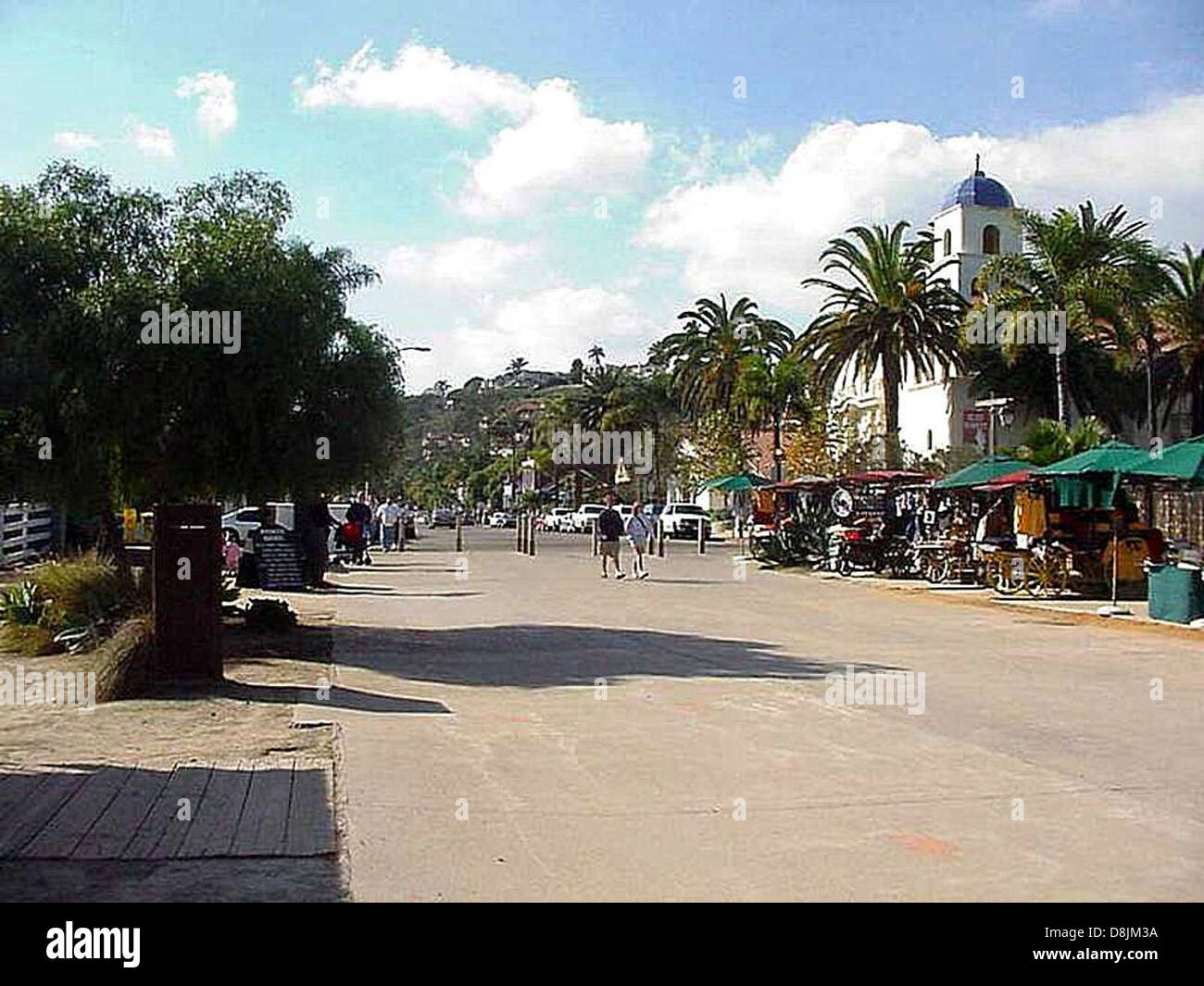 Cette image montre une rue étroite dans une vieille ville, bordée de bâtiments historiques. Les rues de la vieille ville sont souvent caractérisées par des pavés, une architecture traditionnelle et un sens de l'histoire. Ces zones sont généralement préservées pour leur importance culturelle et architecturale, attirant touristes et habitants. Banque D'Images