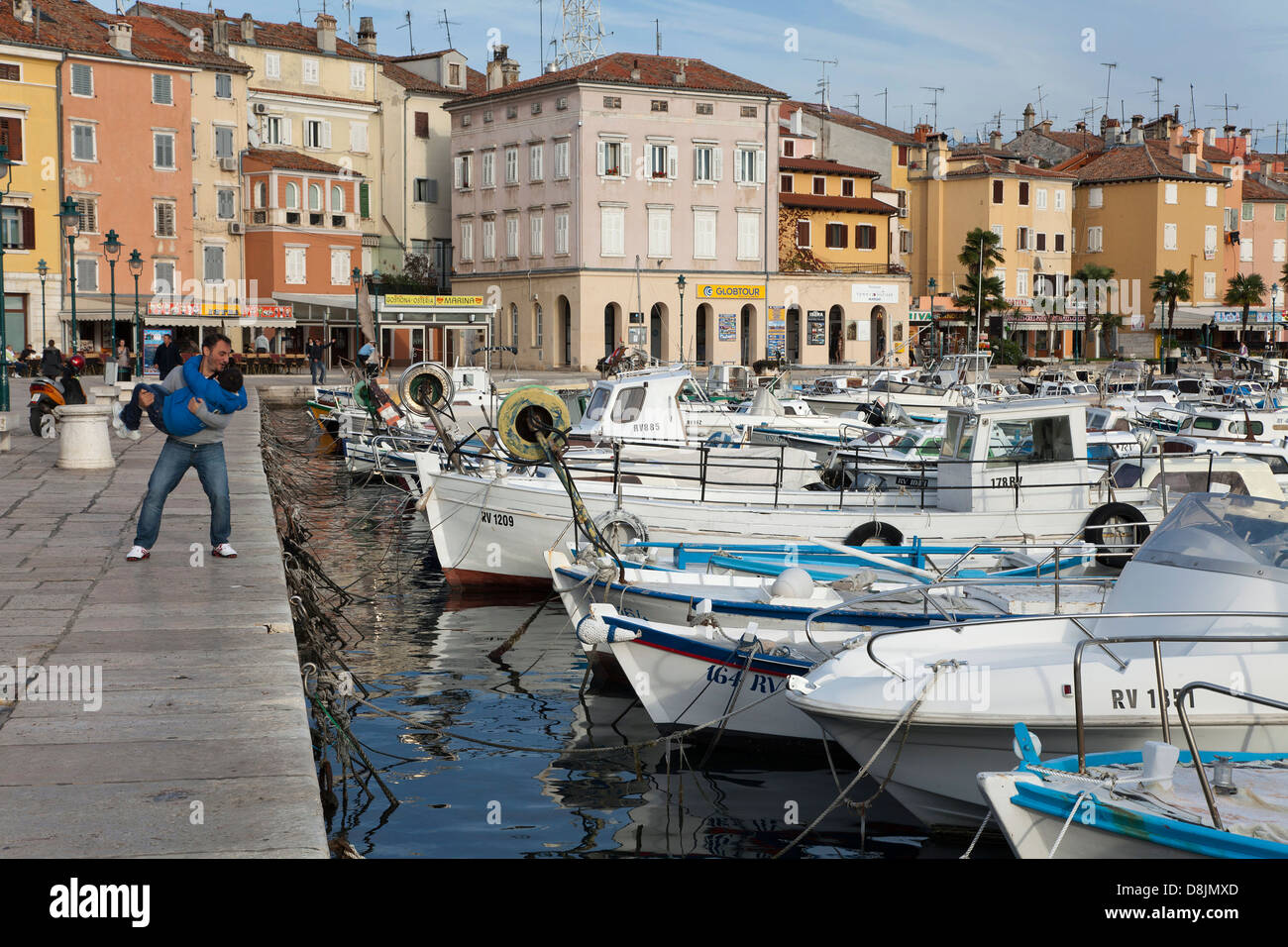 Bateaux dans le port de Rovinj, Croatie. Banque D'Images