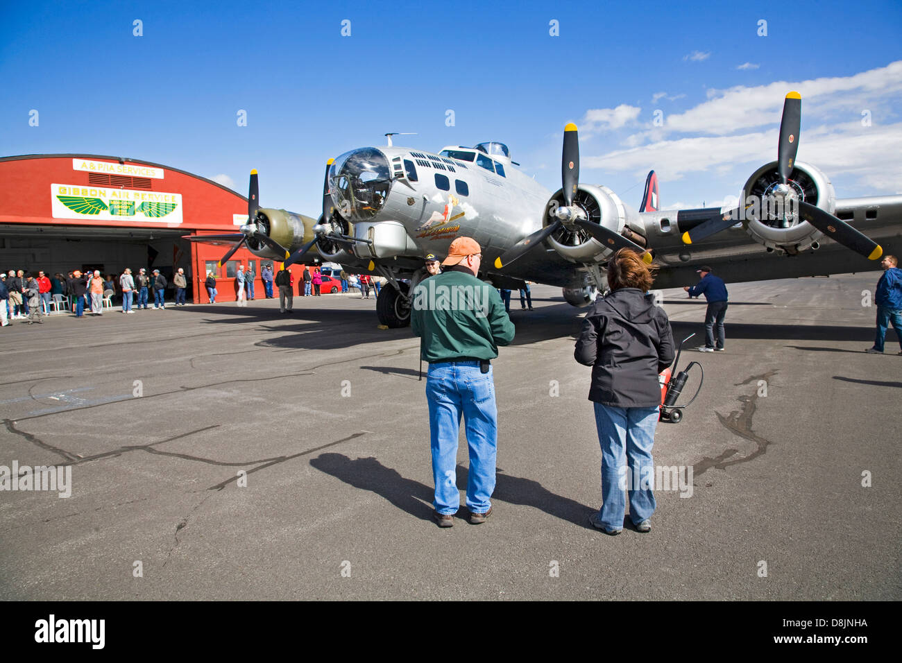 Les touristes se retrouvent autour d'une guerre mondiale deux bombardier B-17 dans la région de Bend, Oregon. Banque D'Images