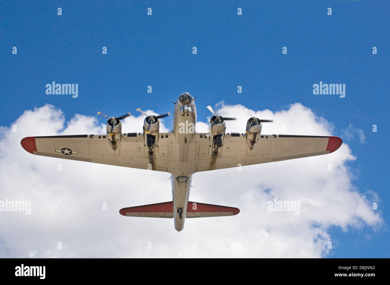 Une seconde guerre mondiale bomber volant au-dessus de Bend, Oregon. Banque D'Images