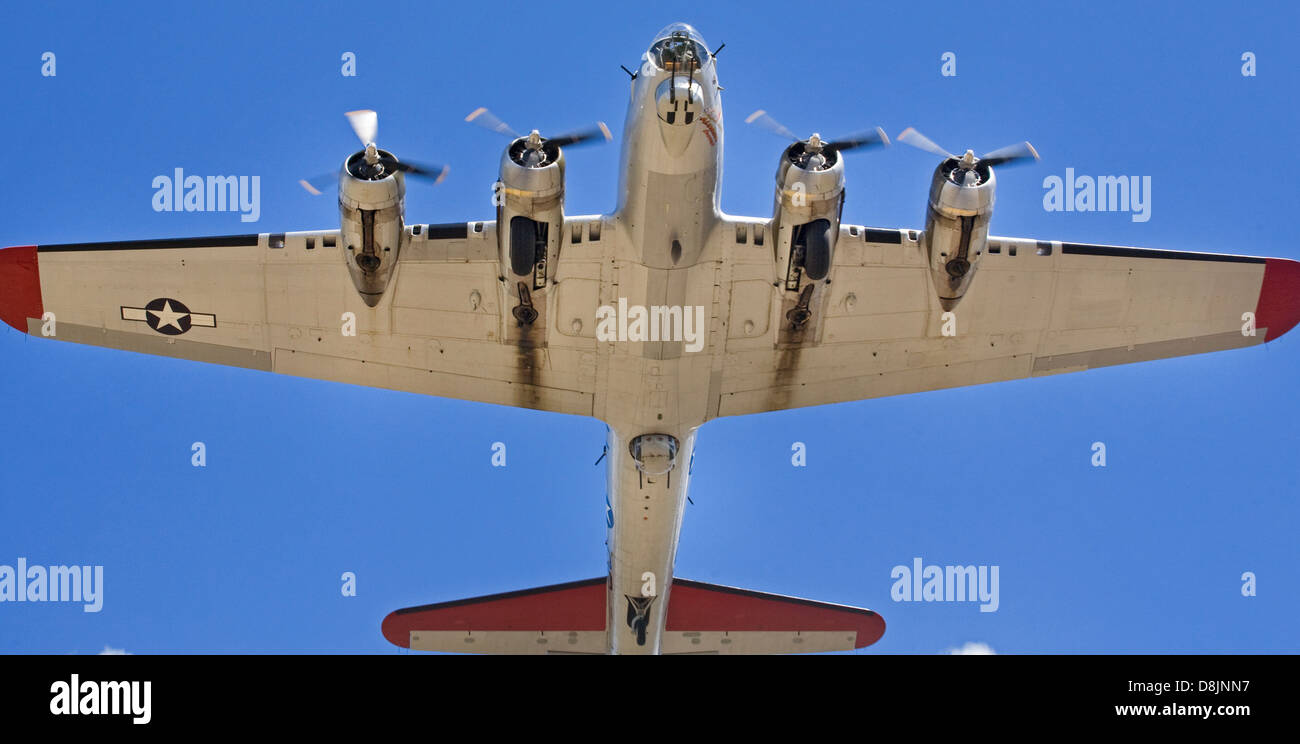 Une seconde guerre mondiale bomber volant au-dessus de Bend, Oregon. Banque D'Images