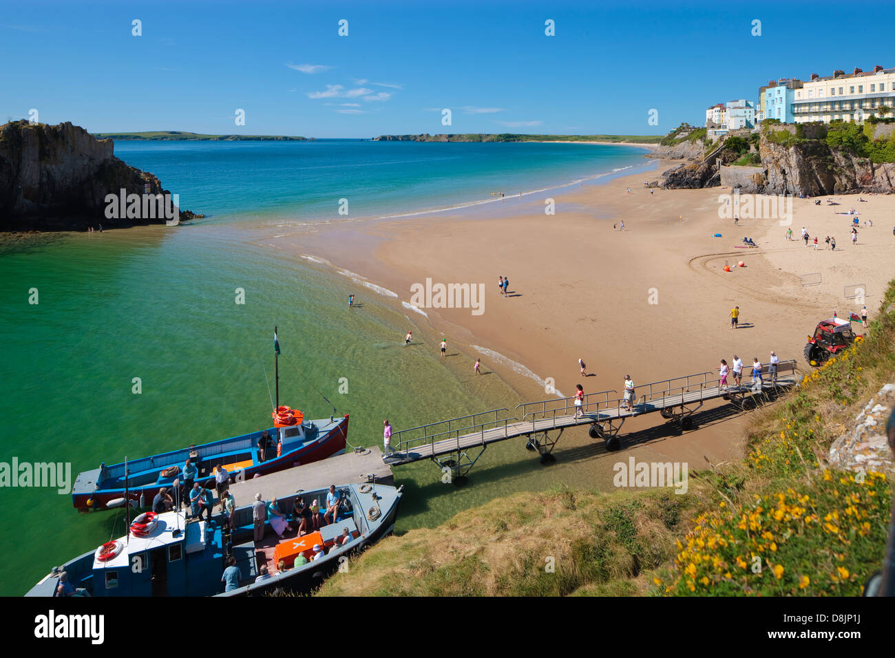 Castle Beach et South Beach, Tenby, Pembrokeshire Wales à l'île de Caldey en arrière-plan Banque D'Images