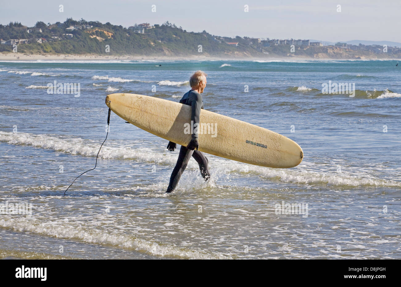 Les chefs d'un surfer pour l'eau de l'océan Pacifique sur l'Agate Beach, à Newport, Oregon Banque D'Images