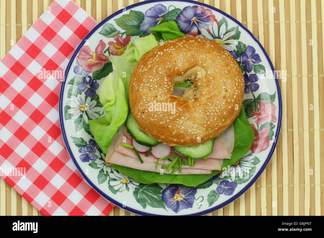 Bagel avec du jambon, Laitue, Concombres et radis Banque D'Images