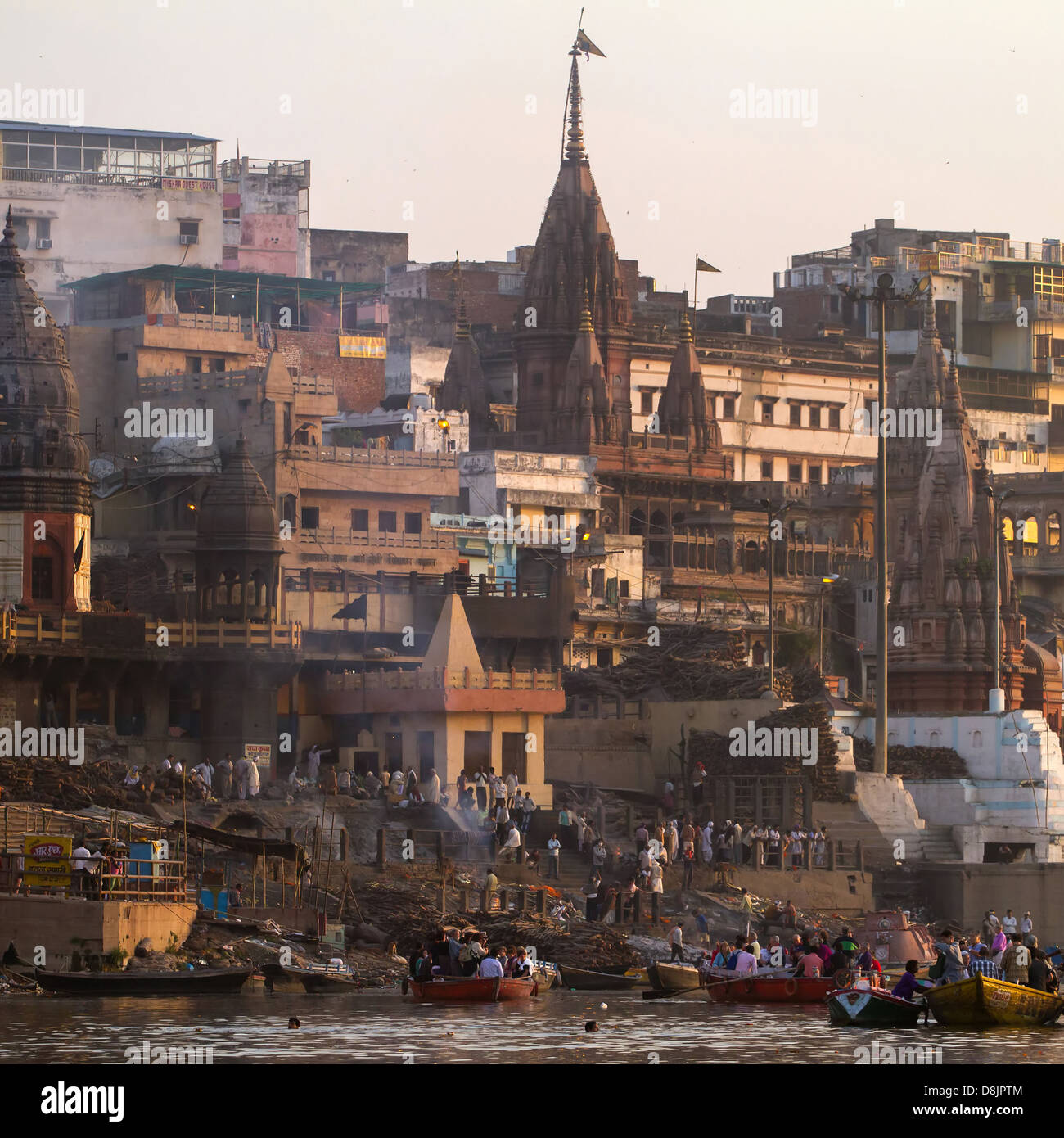 Manikarnika Ghat sur les rives du Gange, Varanasi Banque D'Images