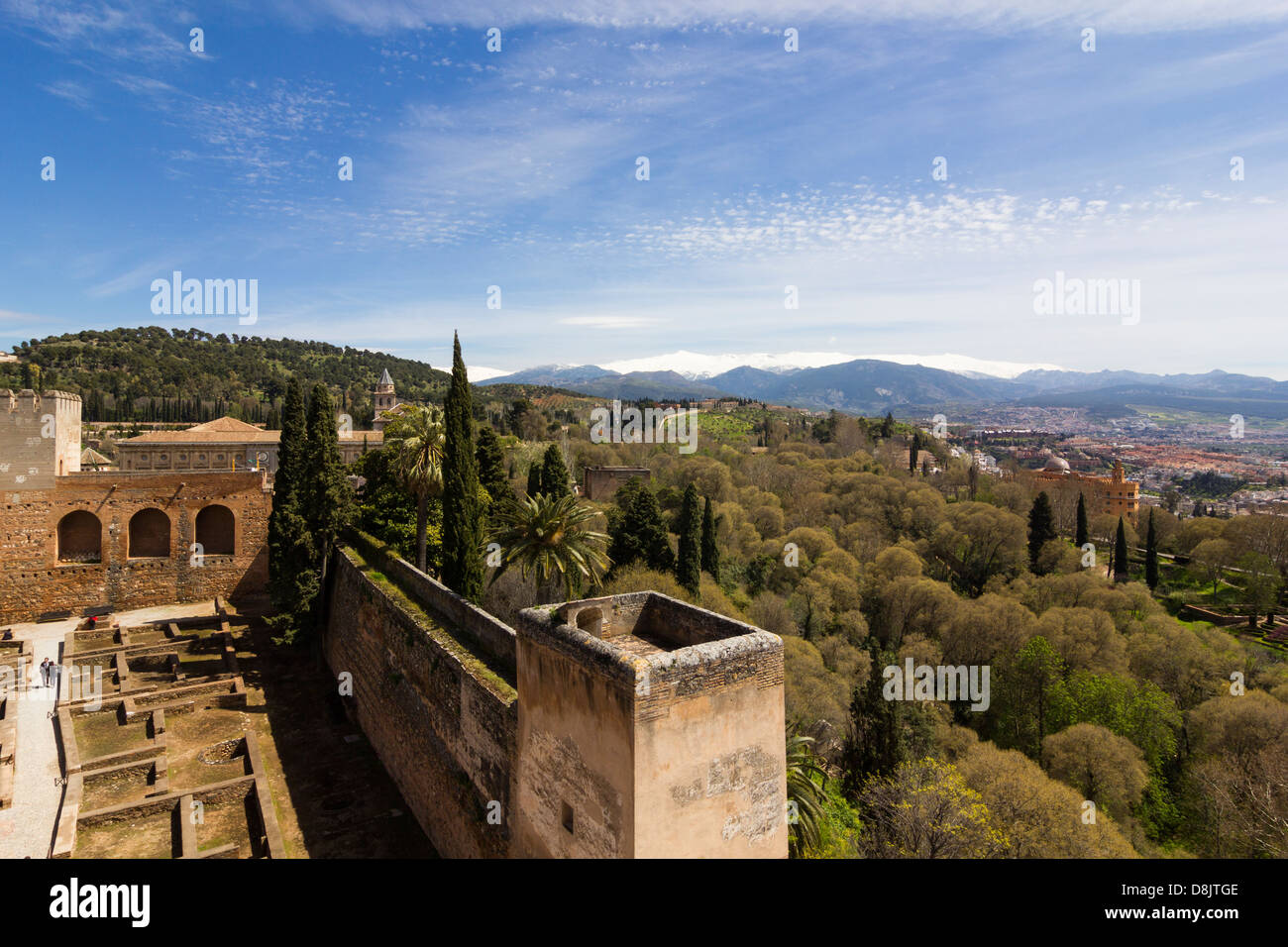 Vue depuis l'Alcazaba de l'Alhambra de Grenade, sur les montagnes de Sierra Nevada en Andalousie, Espagne Banque D'Images